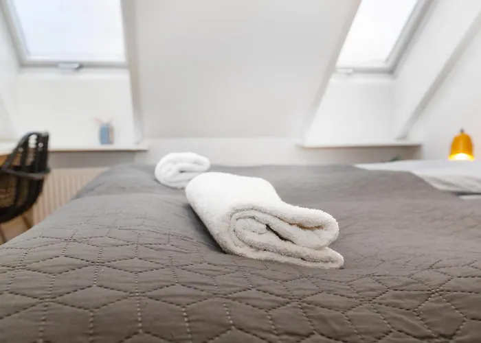 Apartment In An Oasis Of Life, Comfort & Style *